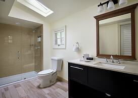 Lighthouse Lodge And Cottages