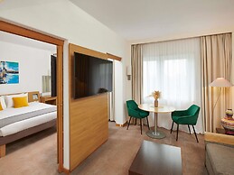 Novotel London West