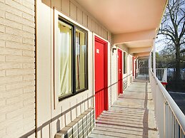 OYO Hotel Petersburg VA I-95 & E Washington St