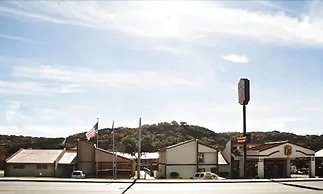 Super 8 by Wyndham Kerrville TX