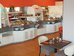 Brit Hotel Les Evens