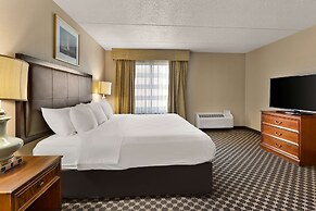 Hotel RL Cleveland Airport West