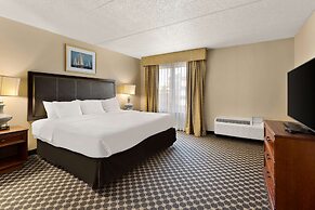 Hotel RL Cleveland Airport West