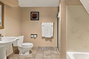 Hotel RL Cleveland Airport West