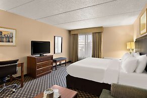 Hotel RL Cleveland Airport West