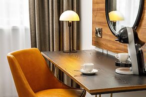 Crowne Plaza Manchester Airport by IHG