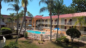 Days Inn & Suites by Wyndham Port Richey