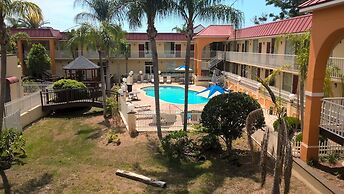 Days Inn & Suites by Wyndham Port Richey
