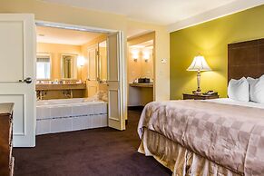 Clarion Hotel & Suites Hamden - New Haven