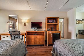 Econo Lodge Inn & Suites