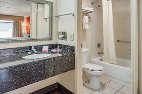 Econo Lodge Inn & Suites