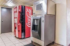 Econo Lodge Inn & Suites