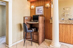 Econo Lodge Inn & Suites