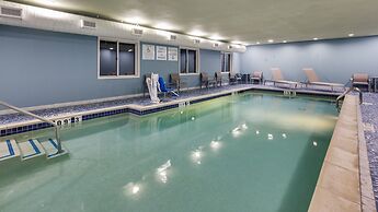 Holiday Inn Express & Suites Detroit - Farmington Hills by IHG