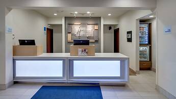 Holiday Inn Express & Suites Detroit - Farmington Hills by IHG