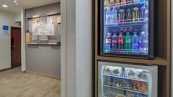 Holiday Inn Express & Suites Detroit - Farmington Hills by IHG