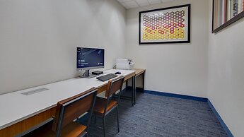 Holiday Inn Express & Suites Detroit - Farmington Hills by IHG