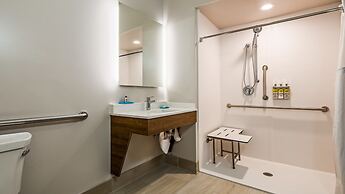 Holiday Inn Express & Suites Detroit - Farmington Hills by IHG
