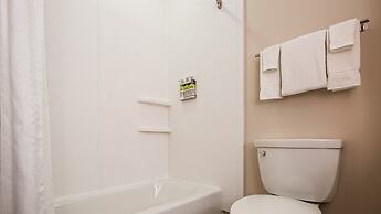 Holiday Inn Express & Suites Detroit - Farmington Hills by IHG