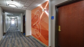 Holiday Inn Express & Suites Detroit - Farmington Hills by IHG