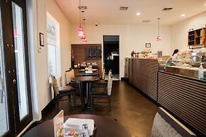 Clarion Inn & Suites Across From Universal Orlando Resort