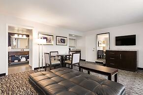 Clarion Inn & Suites Across From Universal Orlando Resort