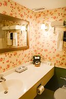 Lamie's Inn and The Old Salt Restaurant