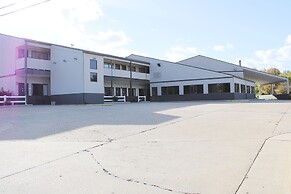 Greenlight Inn & Suites