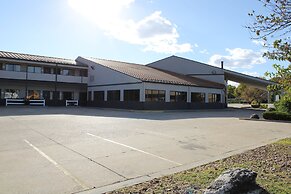 Greenlight Inn & Suites