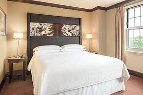 Sheraton Commander Hotel