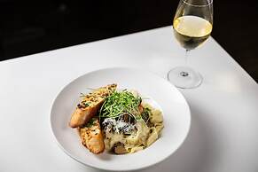 Delta Hotels by Marriott Edmonton South Conference Centre