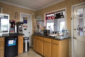Harbor Inn & Suites