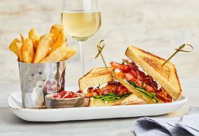 Courtyard by Marriott Detroit Dearborn