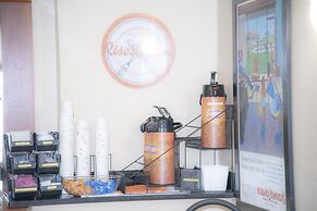 Howard Johnson Hotel & Suites by Wyndham Allentown/Dorney