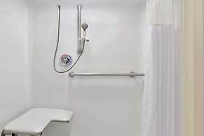 Howard Johnson Hotel & Suites by Wyndham Allentown/Dorney