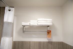 Howard Johnson Hotel & Suites by Wyndham Allentown/Dorney