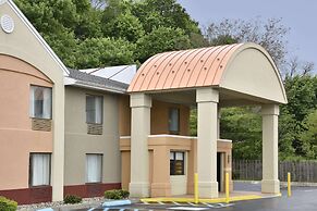 Howard Johnson Hotel & Suites by Wyndham Allentown/Dorney