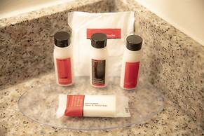 Howard Johnson Hotel & Suites by Wyndham Allentown/Dorney