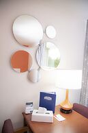 Howard Johnson Hotel & Suites by Wyndham Allentown/Dorney