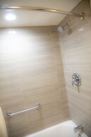 Howard Johnson Hotel & Suites by Wyndham Allentown/Dorney