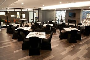 Crowne Plaza Suites Pittsburgh South by IHG