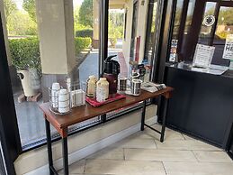 Red Roof Inn & Suites Clinton, TN