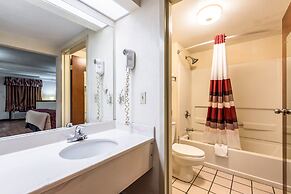 Red Roof Inn & Suites Clinton, TN