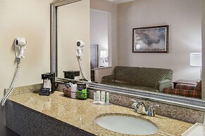 Quality Inn & Suites Lawrence - University Area