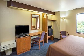 Travelodge by Wyndham Fort Myers Airport