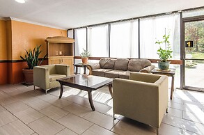 Econo Lodge Inn & Suites