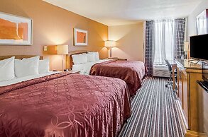 Econo Lodge Inn & Suites