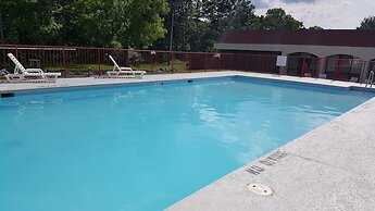 Econo Lodge Inn & Suites