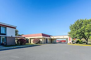 Econo Lodge Inn & Suites