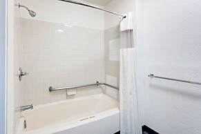 Travelodge by Wyndham College Park